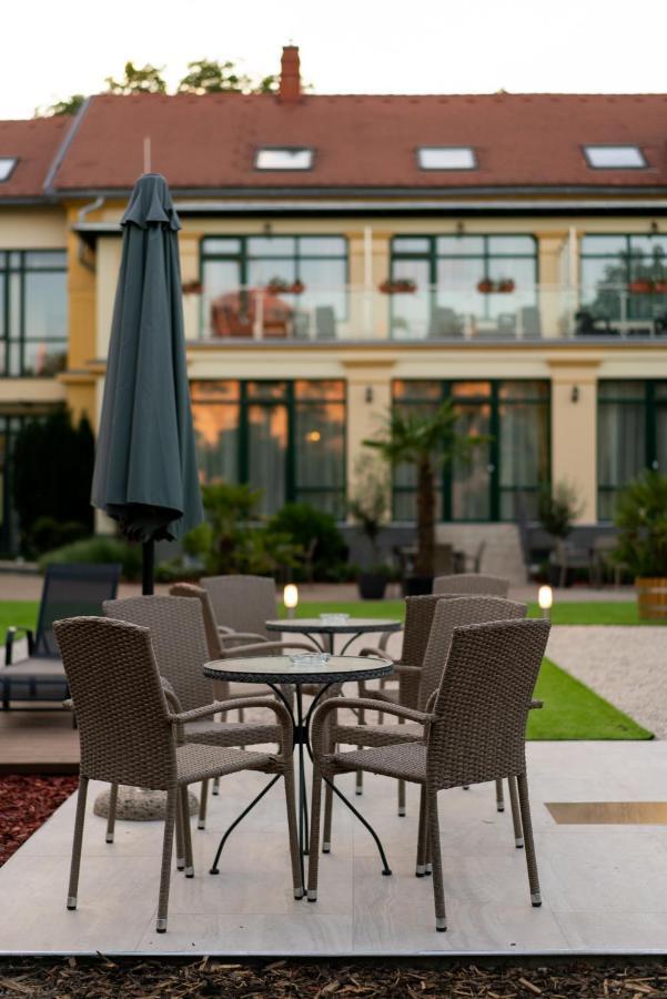 Elizabeth Hotel Gyula Bagian luar foto