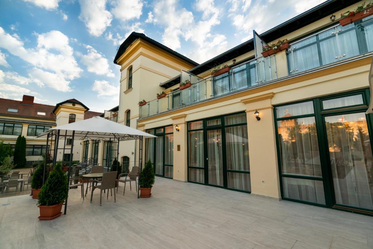 Elizabeth Hotel Gyula Bagian luar foto