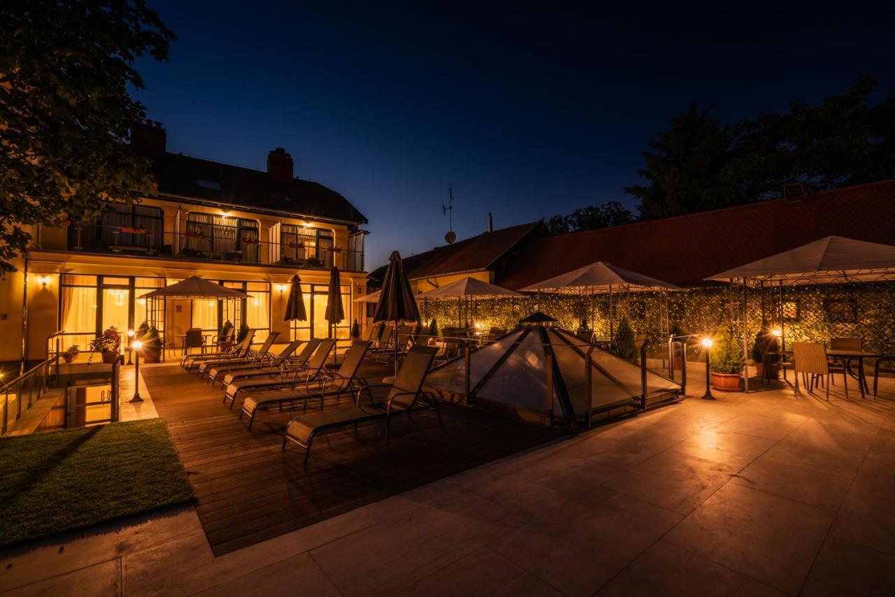 Elizabeth Hotel Gyula Bagian luar foto