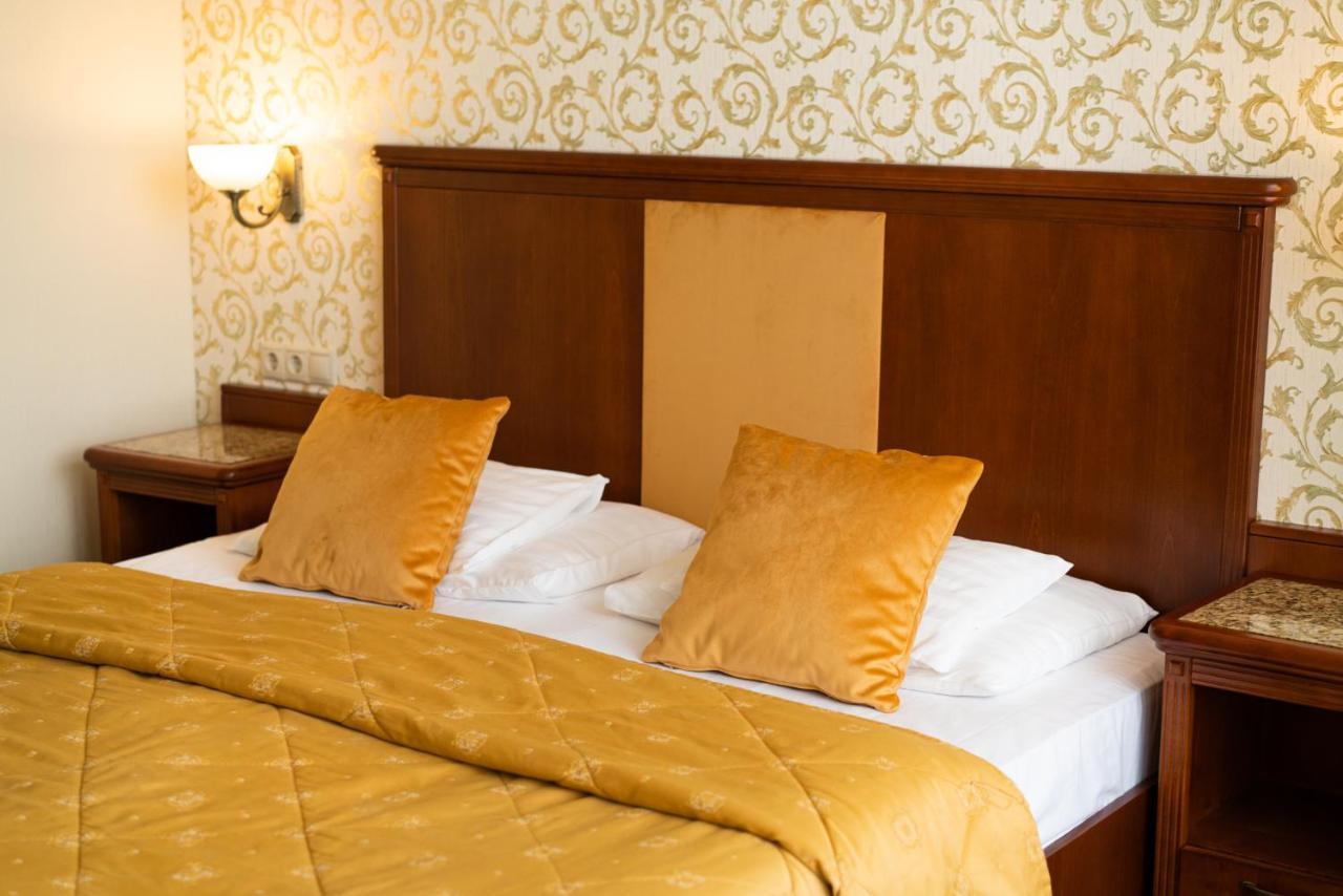 Elizabeth Hotel Gyula Bagian luar foto