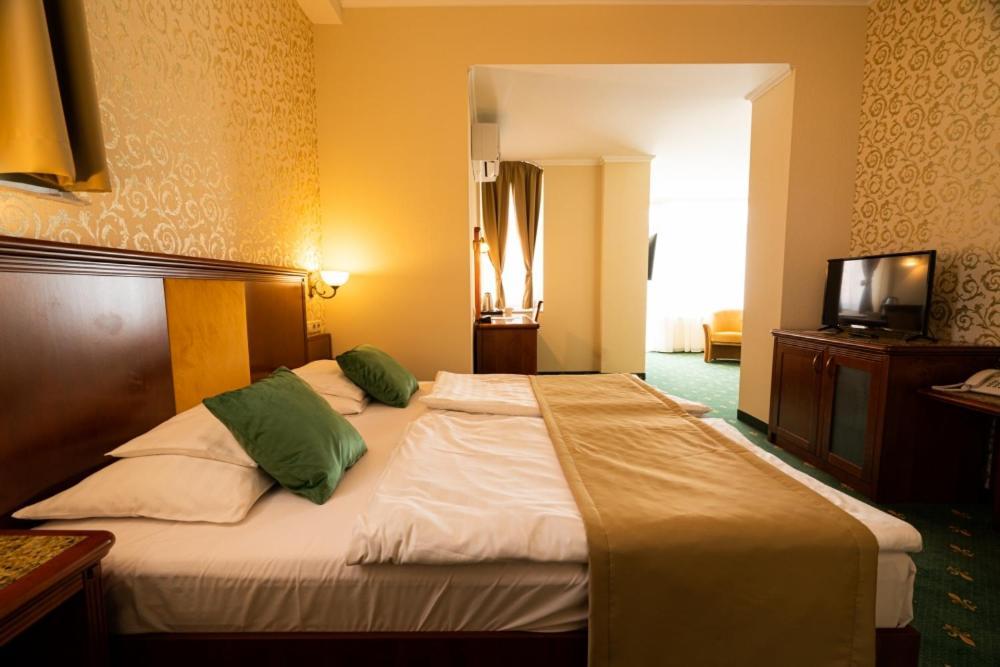 Elizabeth Hotel Gyula Bagian luar foto