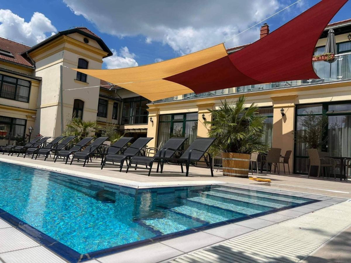 Elizabeth Hotel Gyula Bagian luar foto