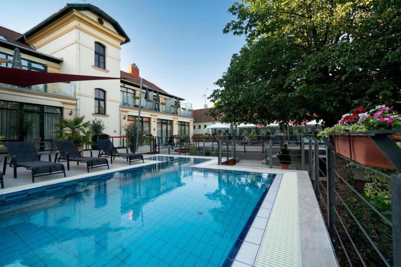 Elizabeth Hotel Gyula Bagian luar foto