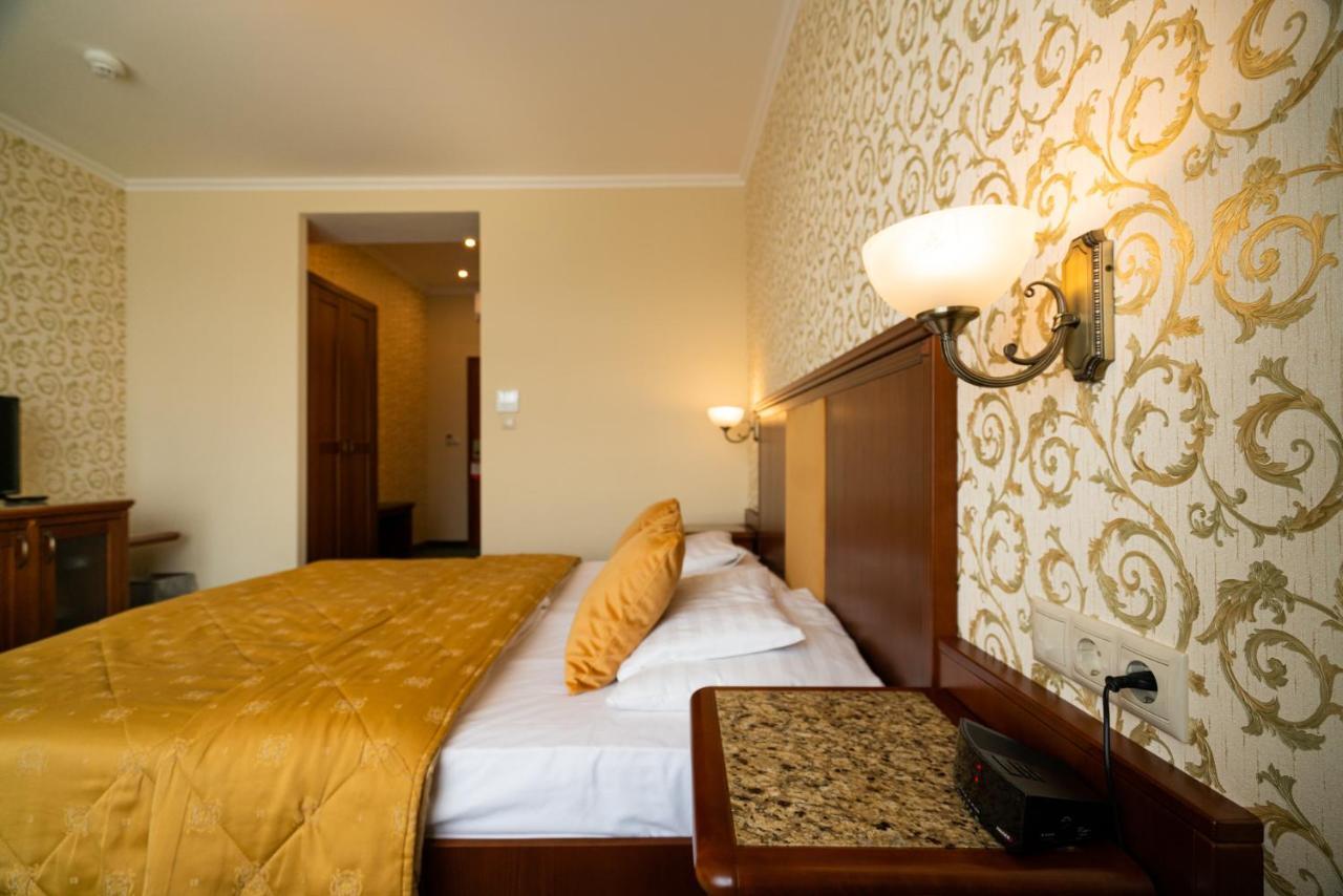 Elizabeth Hotel Gyula Bagian luar foto