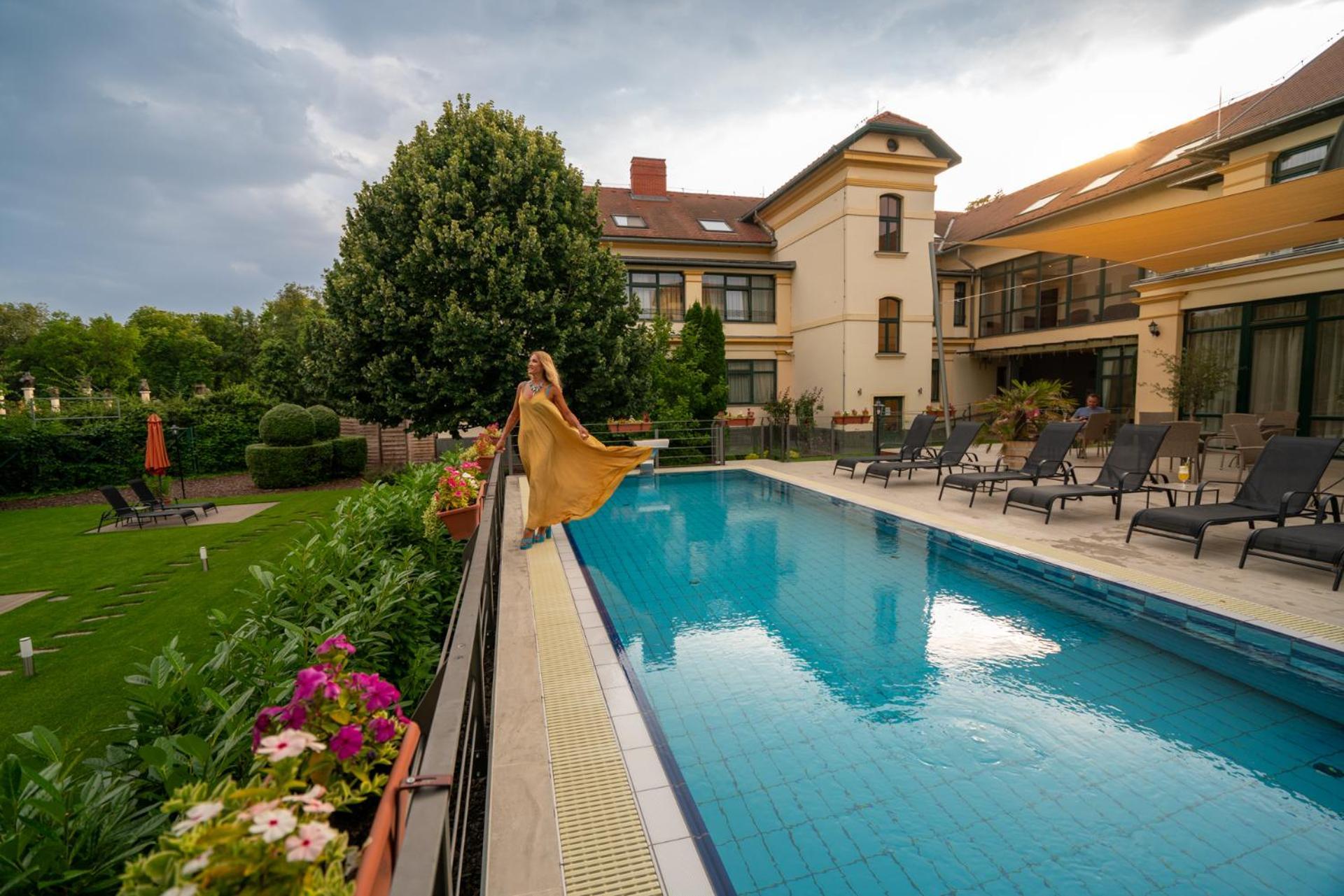 Elizabeth Hotel Gyula Bagian luar foto