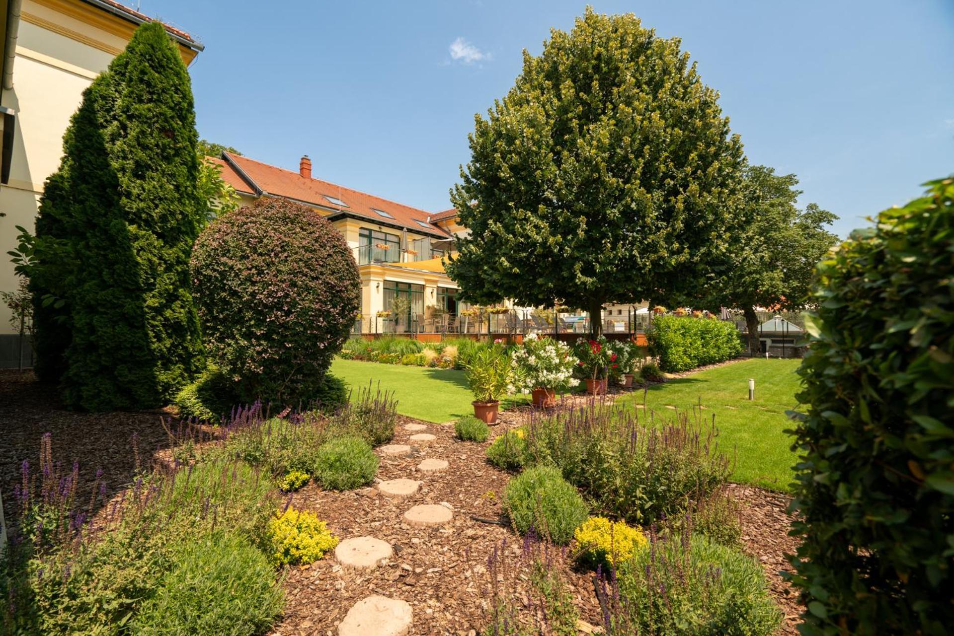 Elizabeth Hotel Gyula Bagian luar foto