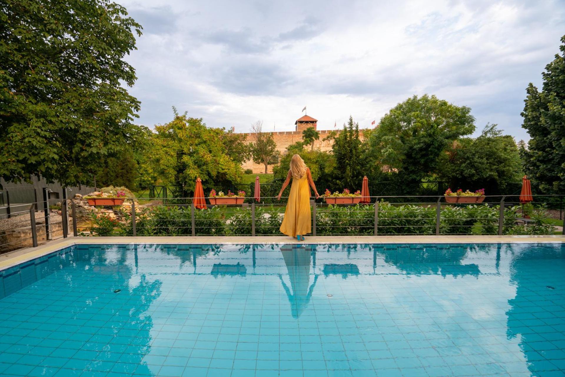 Elizabeth Hotel Gyula Bagian luar foto