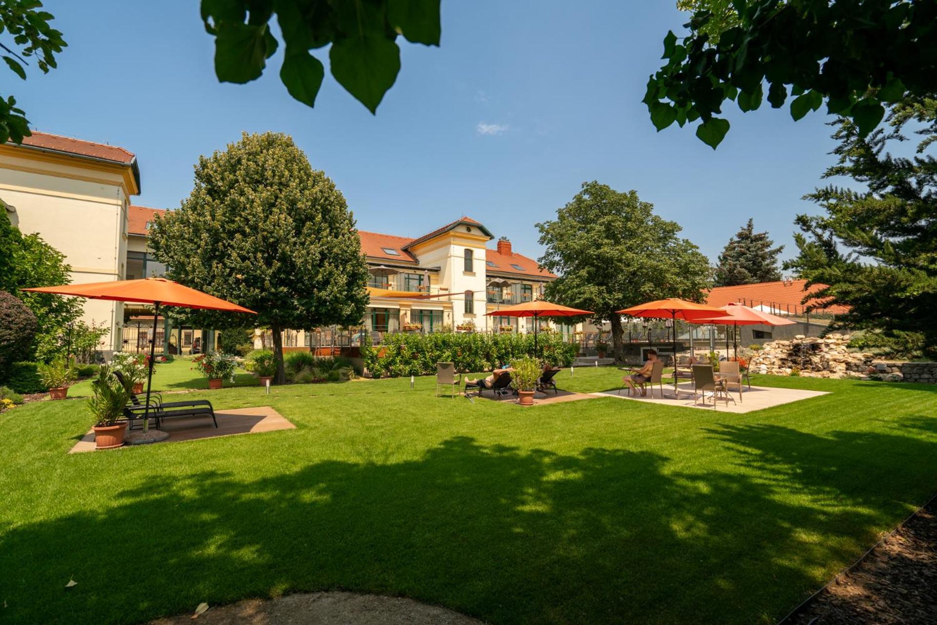 Elizabeth Hotel Gyula Bagian luar foto