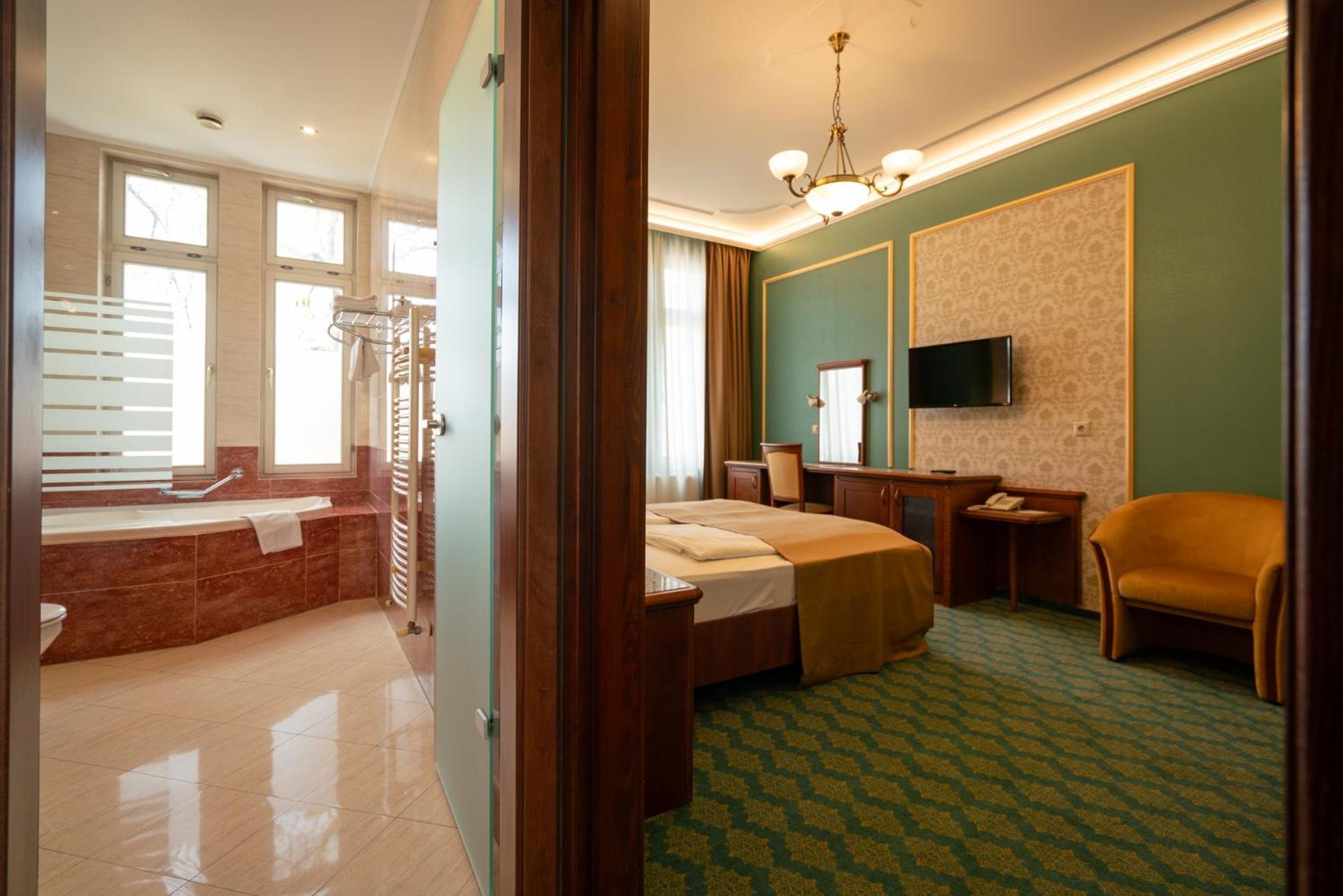 Elizabeth Hotel Gyula Bagian luar foto